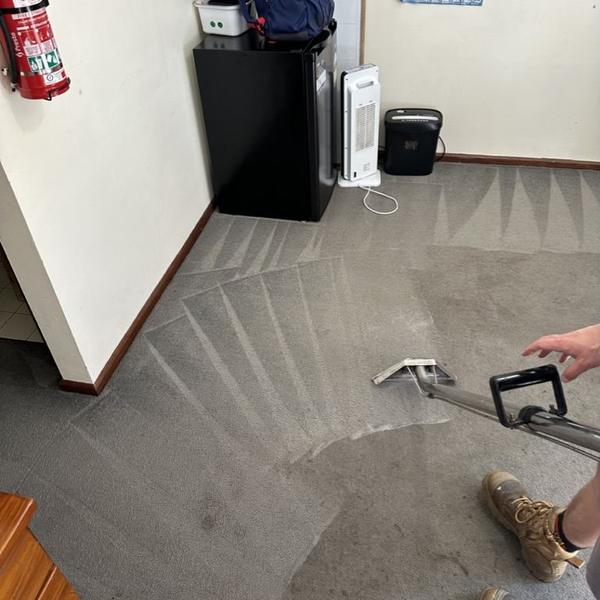 Carpet extraction in a hallway